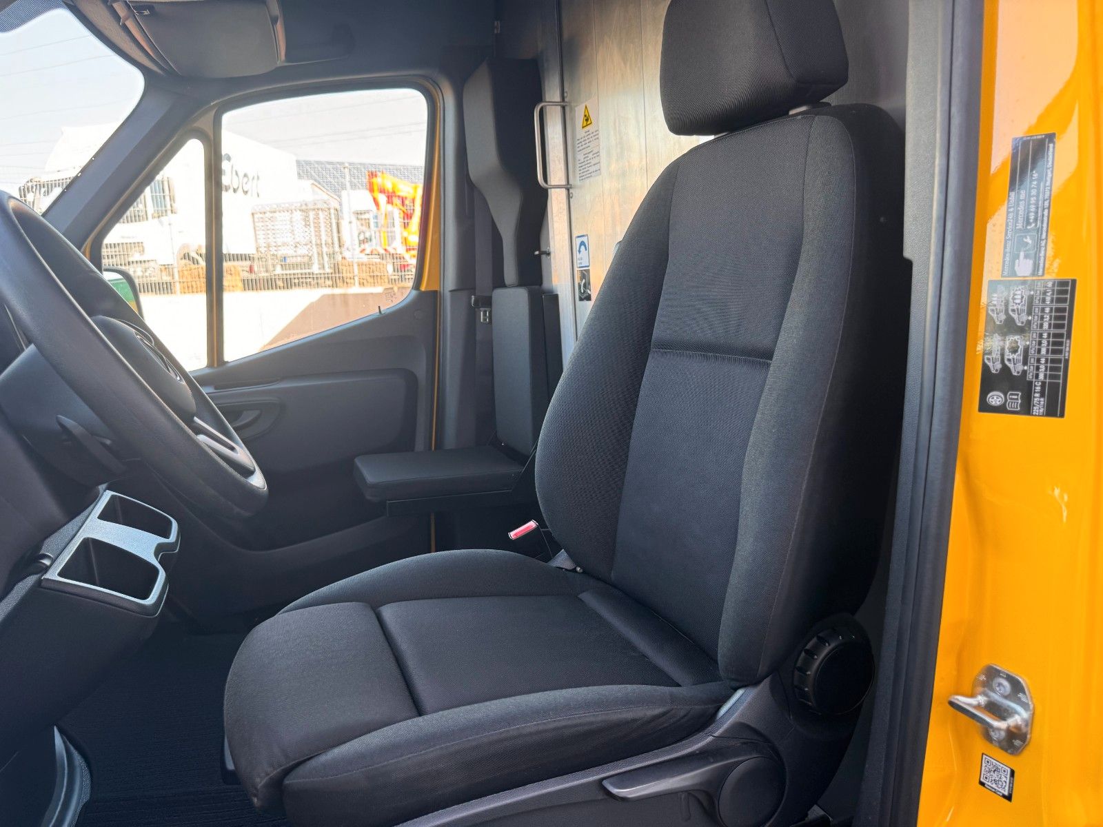 Fahrzeugabbildung Mercedes-Benz eSprinter 312 DHL Regal KEP-Ausbau
