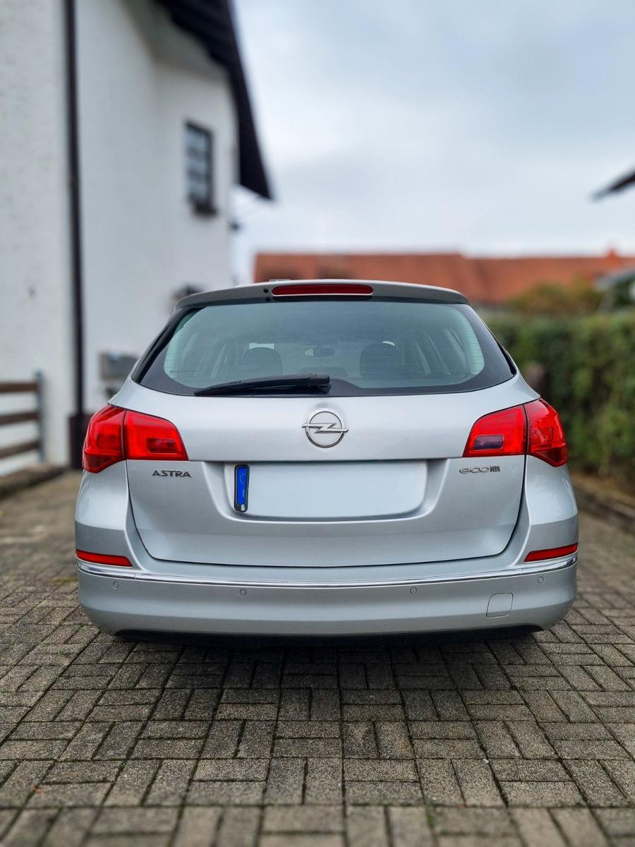 Opel Astra 2014 — interior