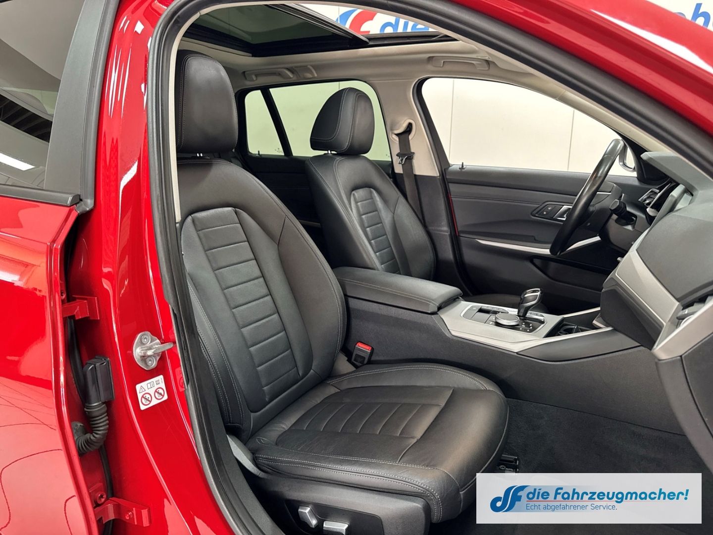Fahrzeugabbildung BMW 330 e xDrive Advantage Touring Park-Assistent AH