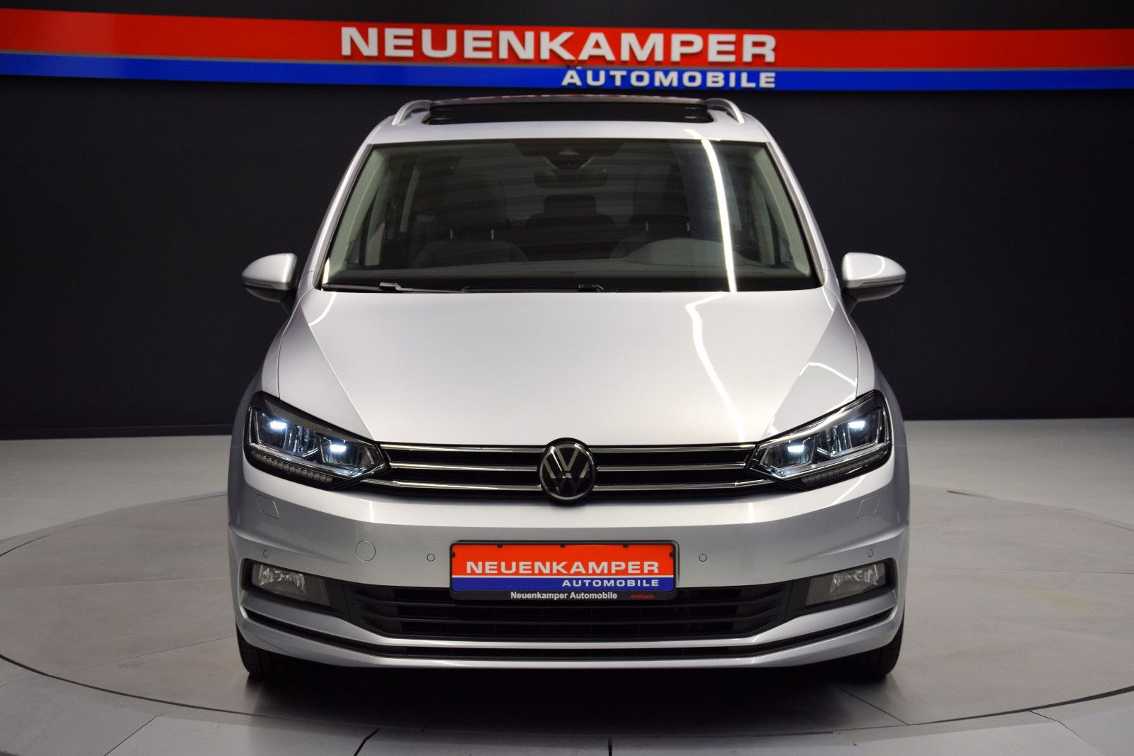 Fahrzeugabbildung Volkswagen Touran Comfortline DSG EasyOpen 7-Sitze ACC Pano