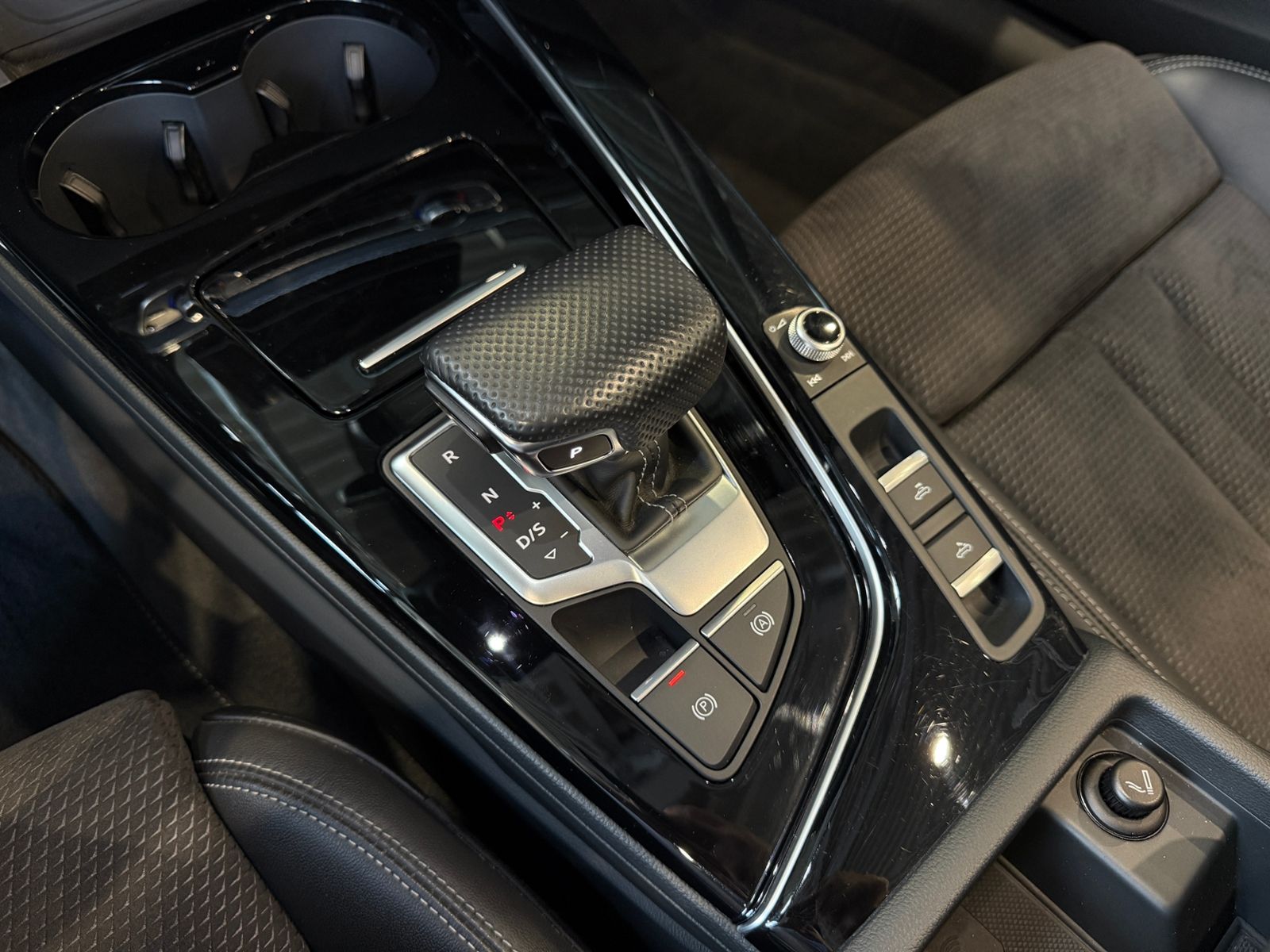 Fahrzeugabbildung Audi A5 Cabriolet 40 TFSI S line RFK LED NAVI
