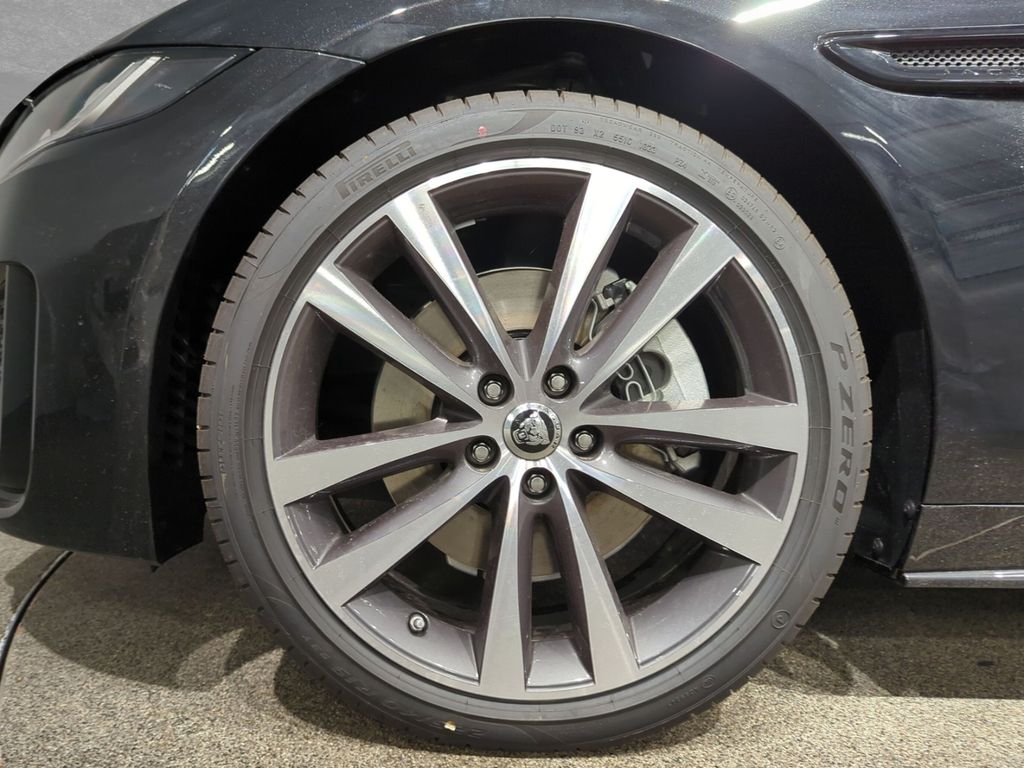 Jaguar XE D200 R-Dynamic HSE FAHRASSISTENZ-PAKET PANORA