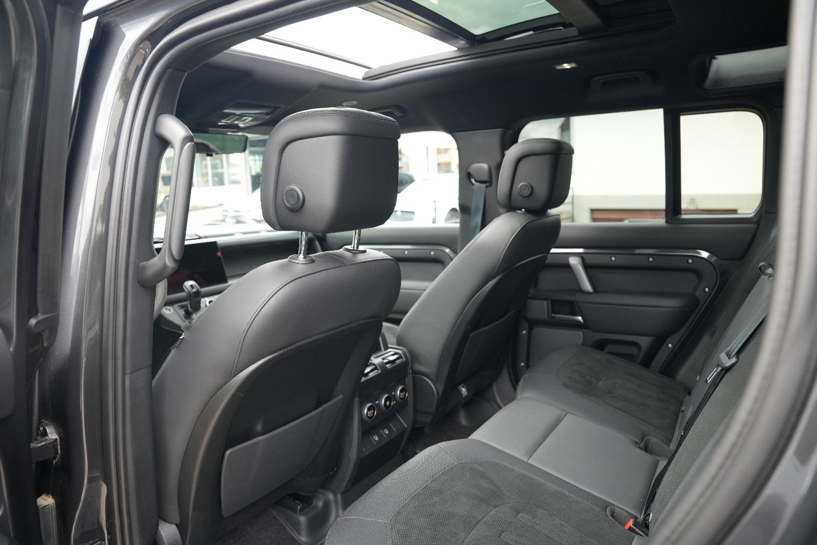 Fahrzeugabbildung Land Rover Defender 110 V8 *Panorama*HUD*Meridian*360°KAM*