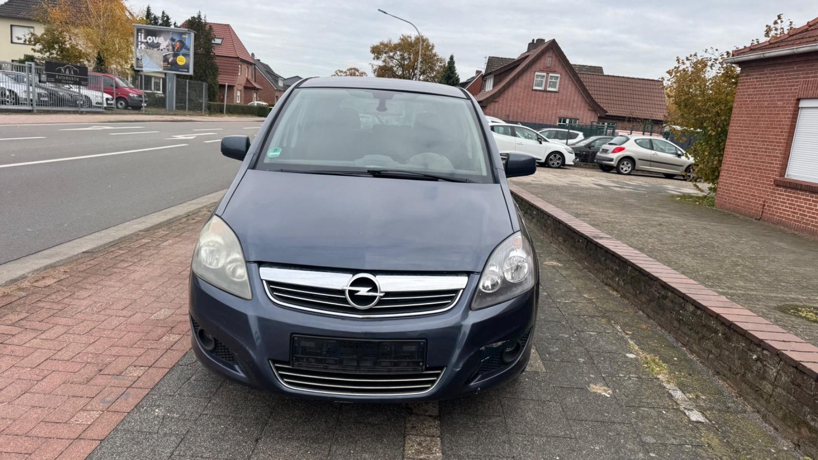 Opel Zafira 2010 — вигляд ззаду