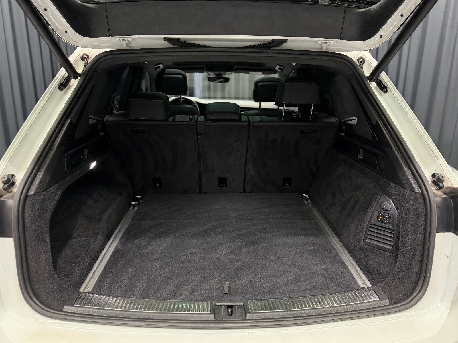 Fahrzeugabbildung Volkswagen Touareg R-Line 4Motion|PANO|NIGHT|LAST EDITION|