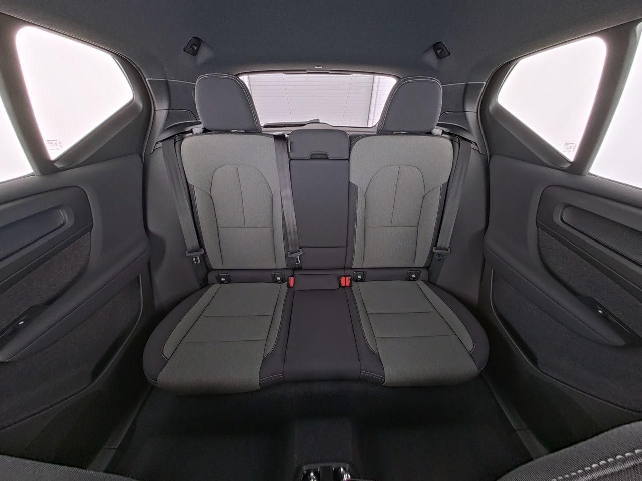 Fahrzeugabbildung Volvo XC40 Plus Dark 2WD