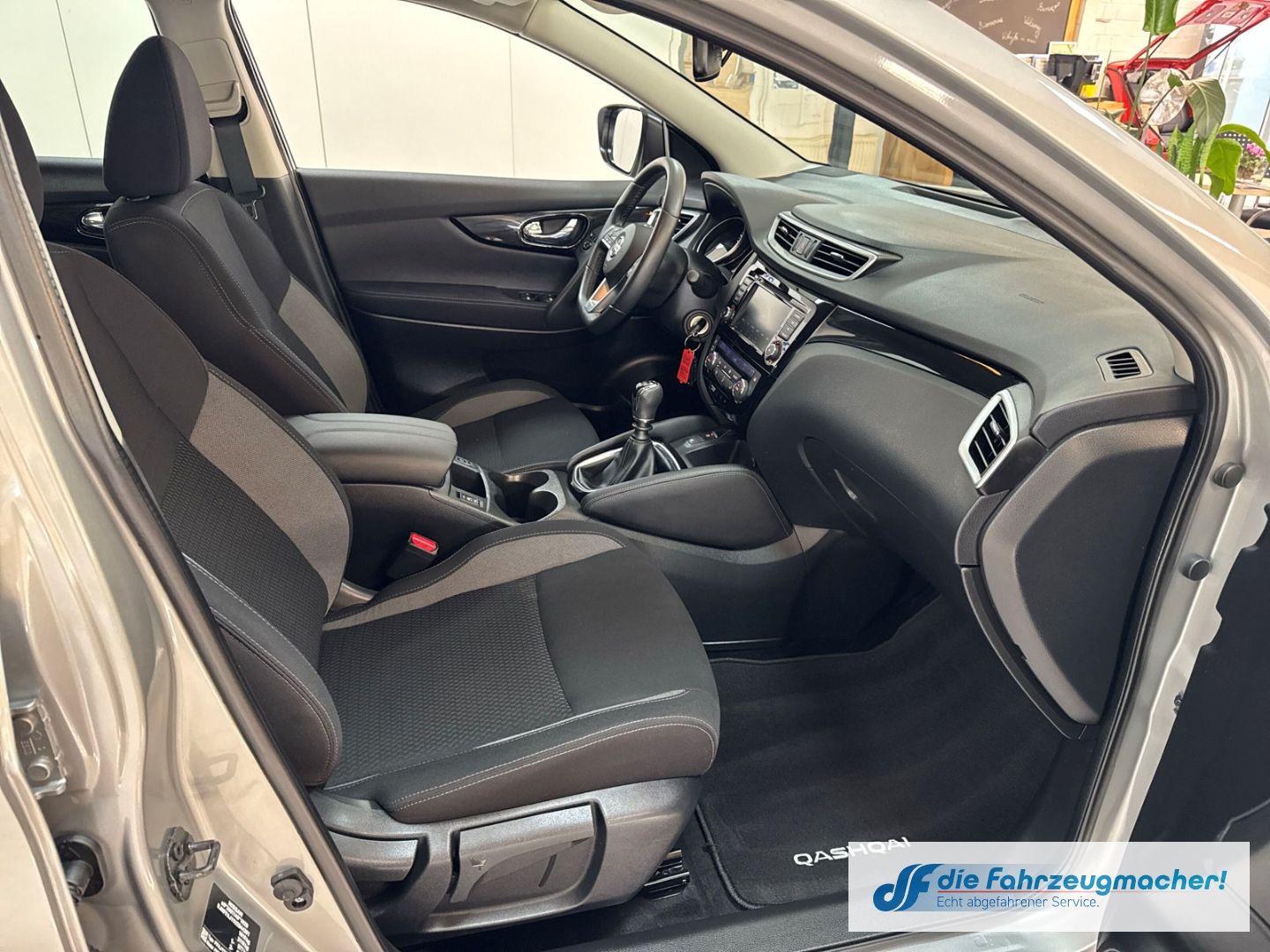 Fahrzeugabbildung Nissan Qashqai Shiro Navi Mehrzonenklima DAB SHZ Spurha