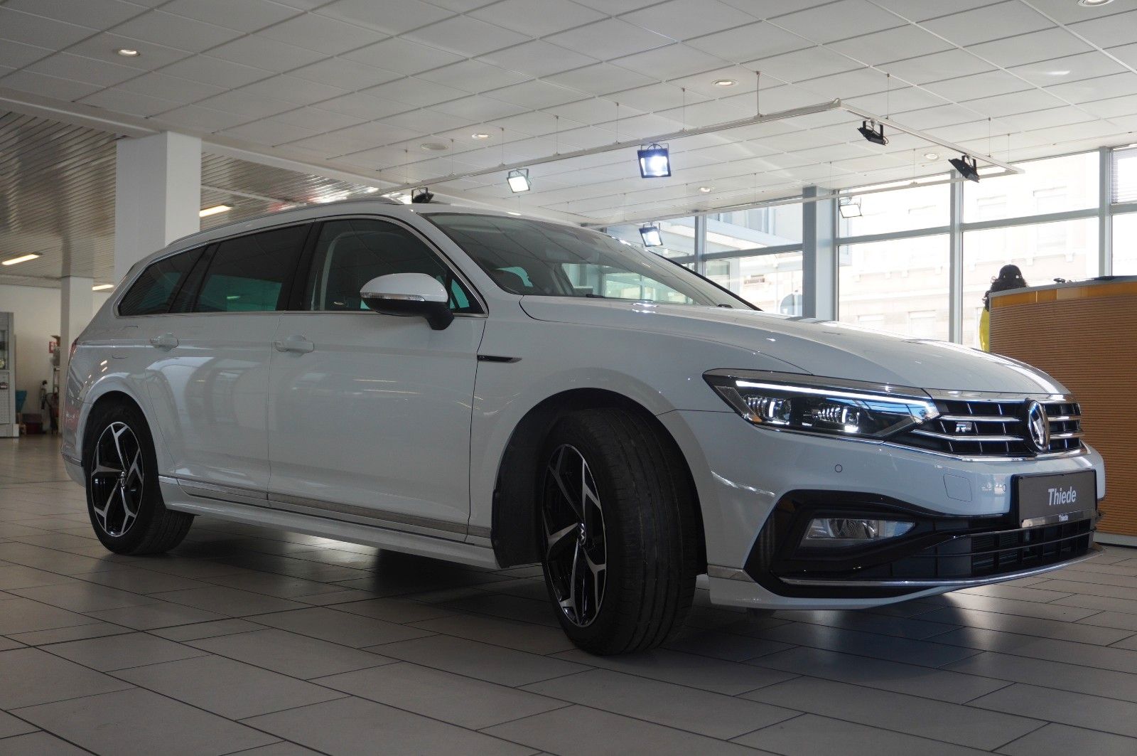 Fahrzeugabbildung Volkswagen Passat Vari. 2.0D R-LINE 4M NAVI/LED/KAMERA/AHK