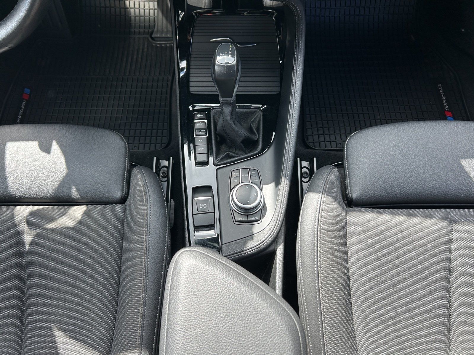 Fahrzeugabbildung BMW X1 xDrive25e Sport Line/PANO-DACH/NAVI+/KAMERA/