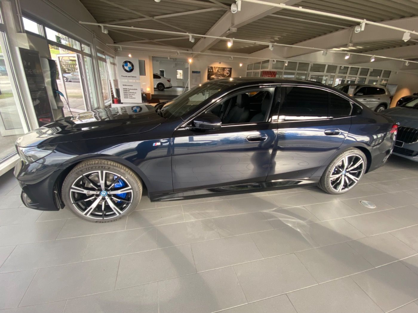 Fahrzeugabbildung BMW i5 eDrive40 M-Sportpaket-Pro PANORAMA/ACC/360