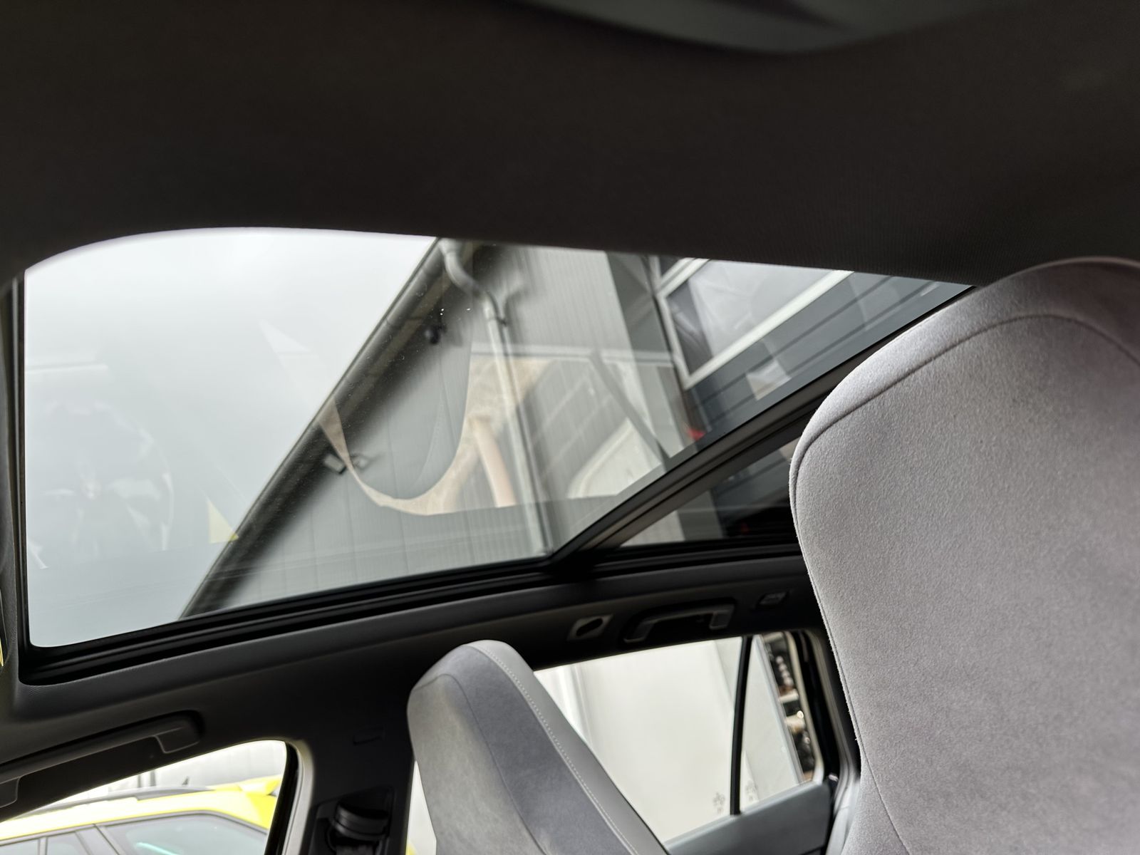 Fahrzeugabbildung Volkswagen Golf Variant R-Line NAV+IQ.LIGHT+PANO+ACC+17ZOLL