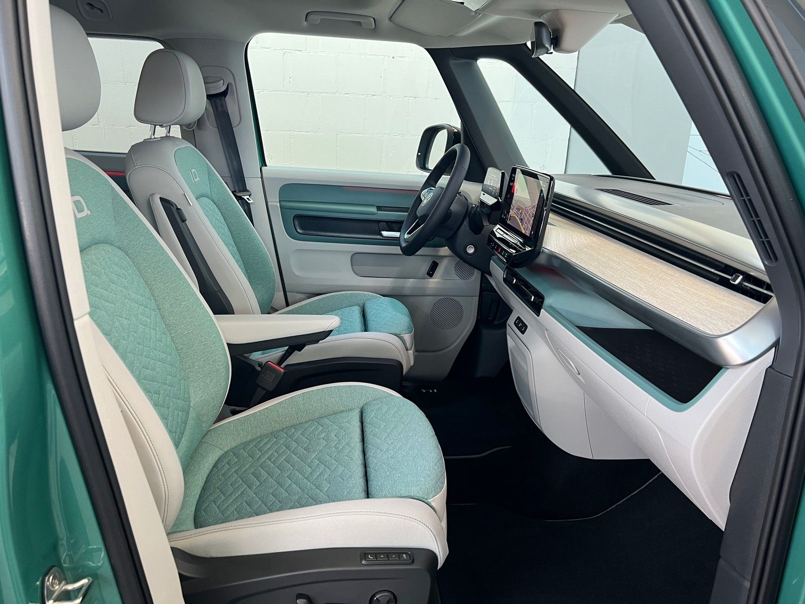 Fahrzeugabbildung Volkswagen ID.Buzz Pro 150 KW +AHK + Kamera + Navi + Design - mit KI generiert/bearbeitet
