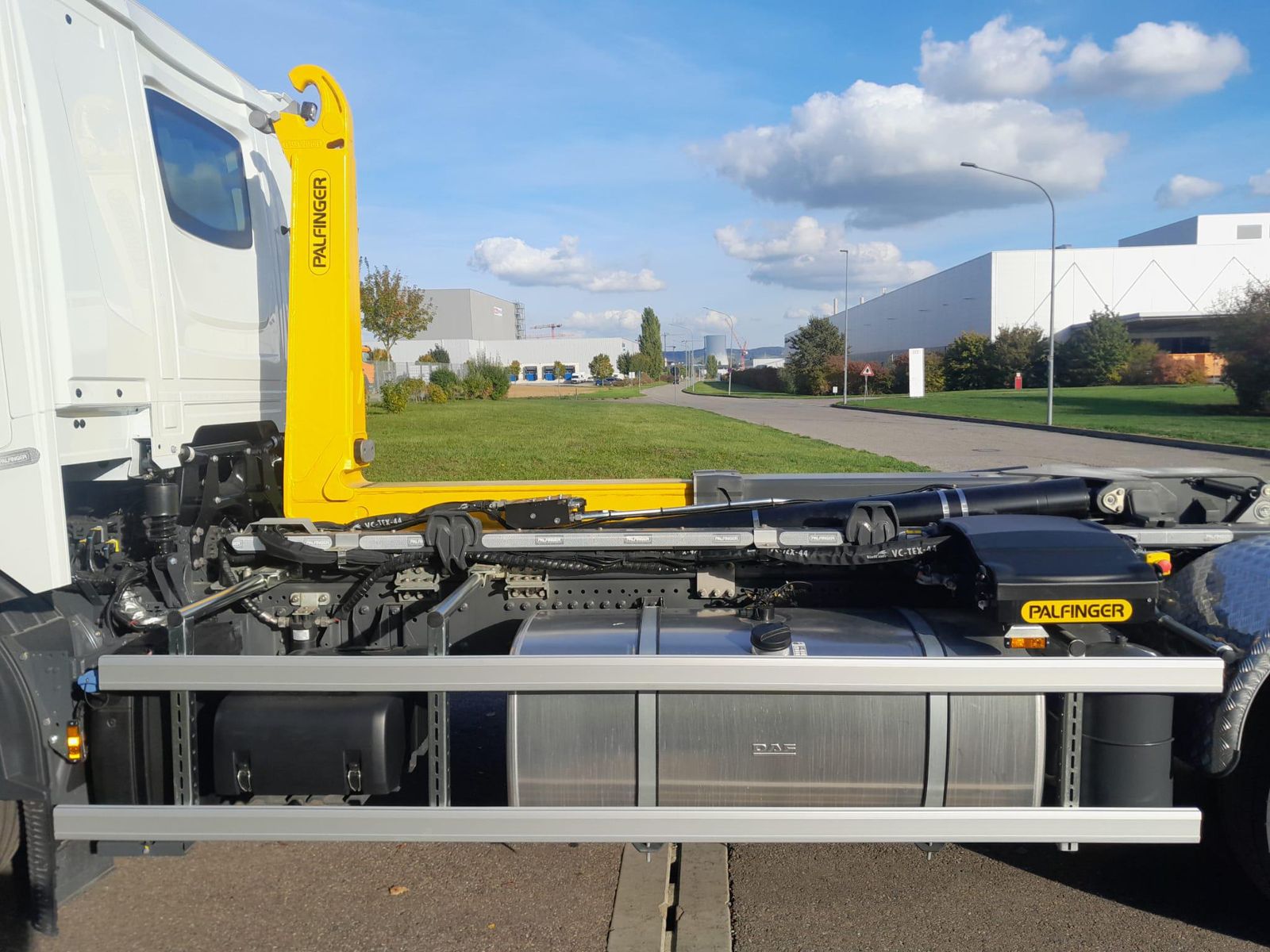 Fahrzeugabbildung DAF FAN XF 480 NGD Abrollkipper PHT 20 Palfinger