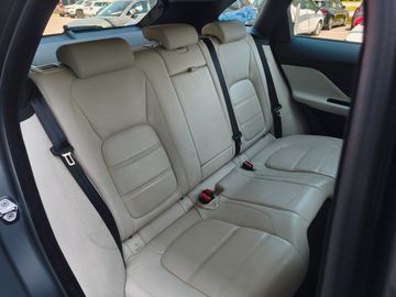 Jaguar F-Pace - 8