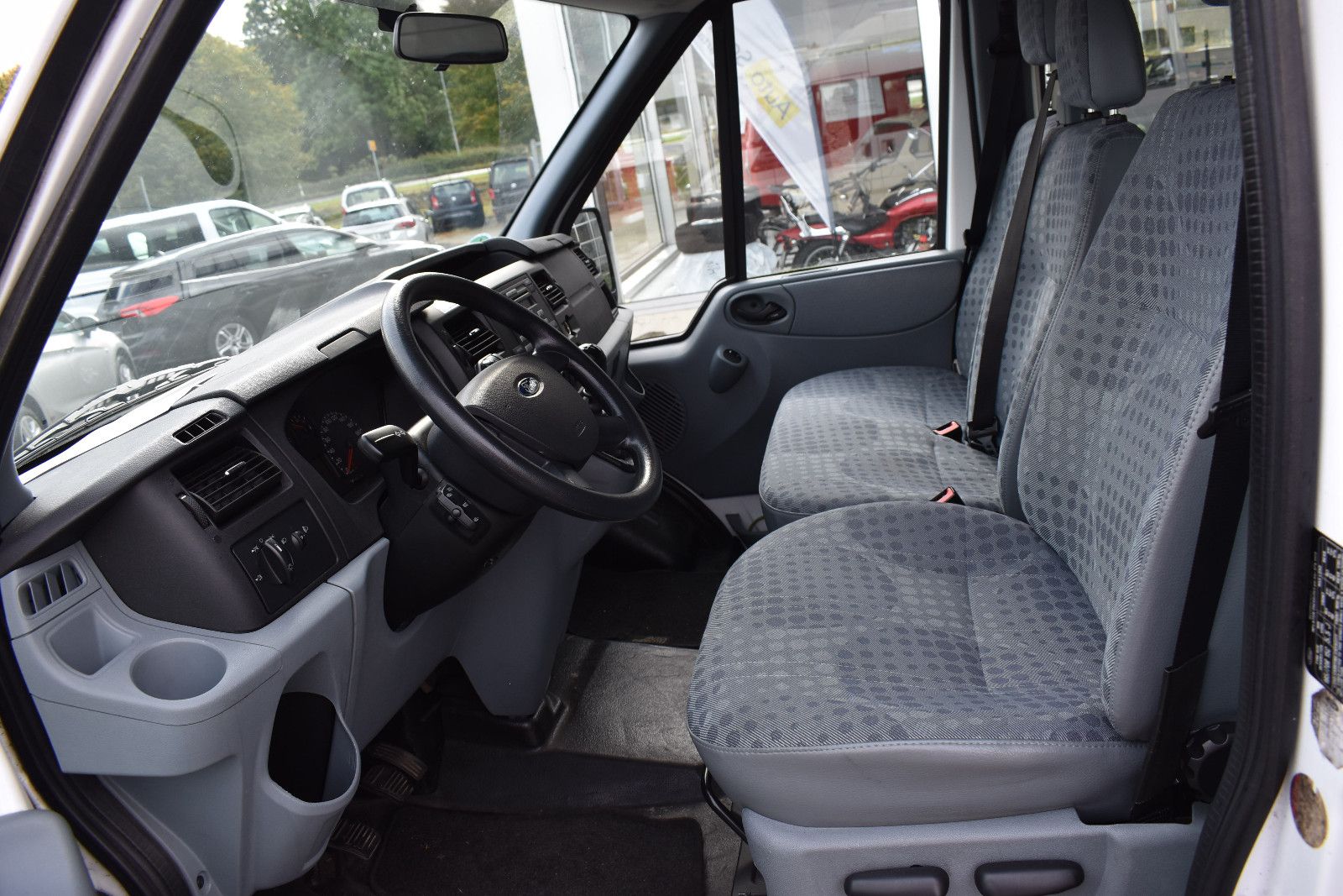 Fahrzeugabbildung Ford Transit Kombi FT 300 L Behindertengerecht *1197