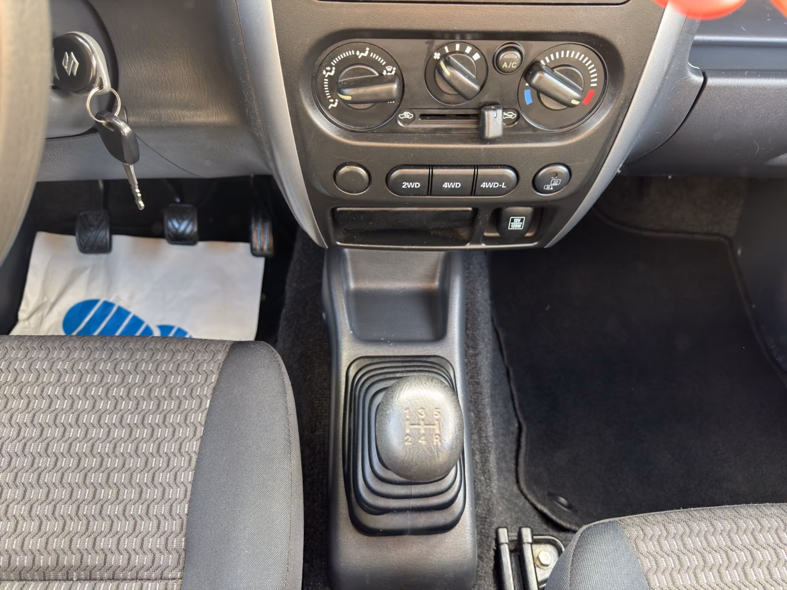 SUZUKI JIMNY 1.3 VVT 86ch 4X4 - CONFORT - ATTELAGE - SIÈGES CHAUFFANTS - PNEUS 4 SAISONS - BARRES DE TOIT