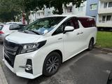 Toyota Alphard - Toyota mit Hybrid-Antrieb: Van