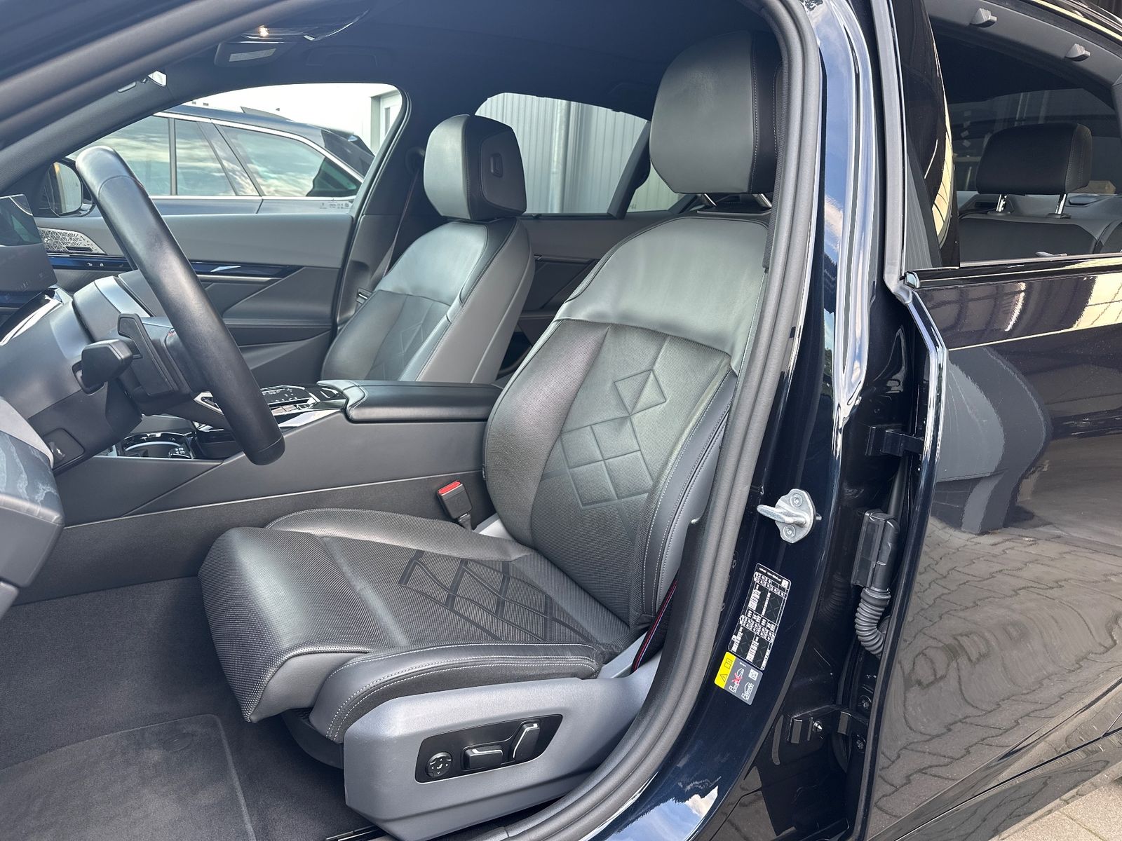 Fahrzeugabbildung BMW i5 M60 xDrive NAV+LED+PANO+AHK+21ZO+360°+DAP+B&W