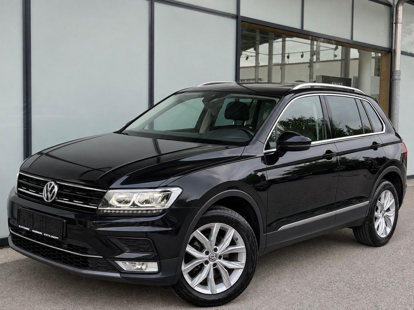 Volkswagen Tiguan - 1