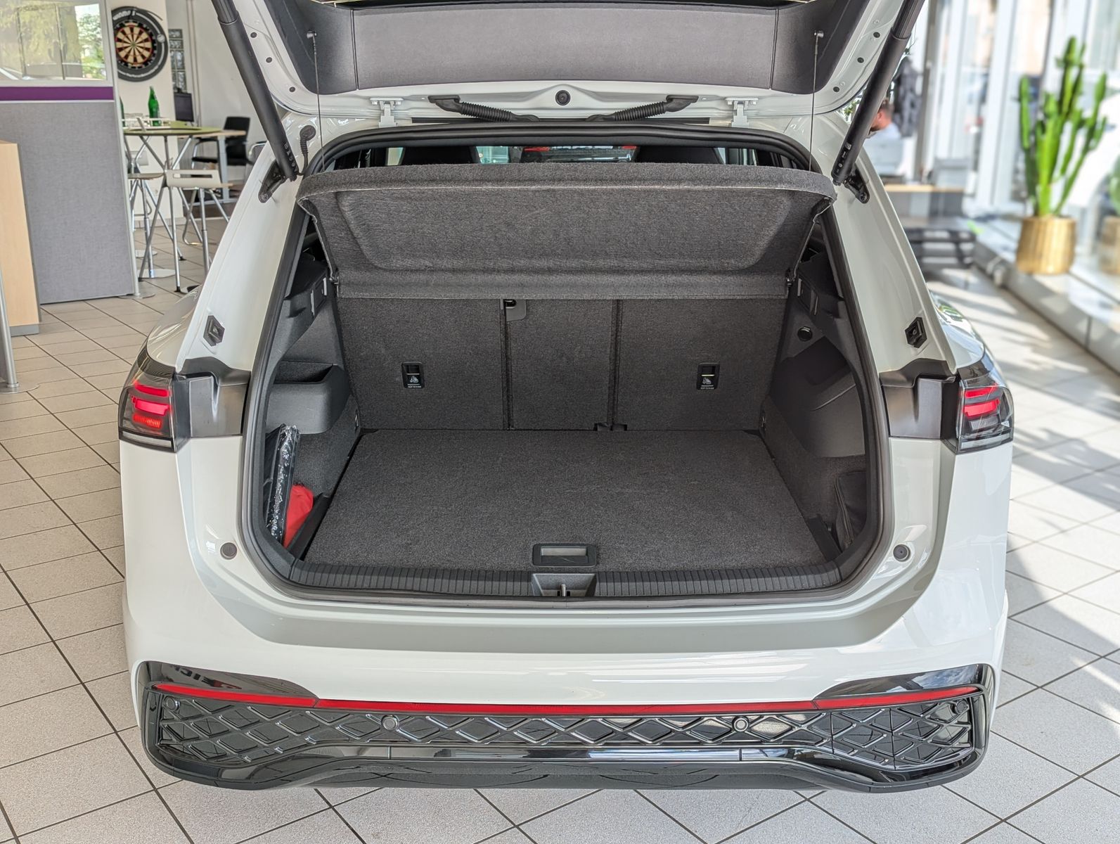 VW Tiguan 2.0TDI R-Line 4M Pano Black AHK Matrix 20 - Image 17