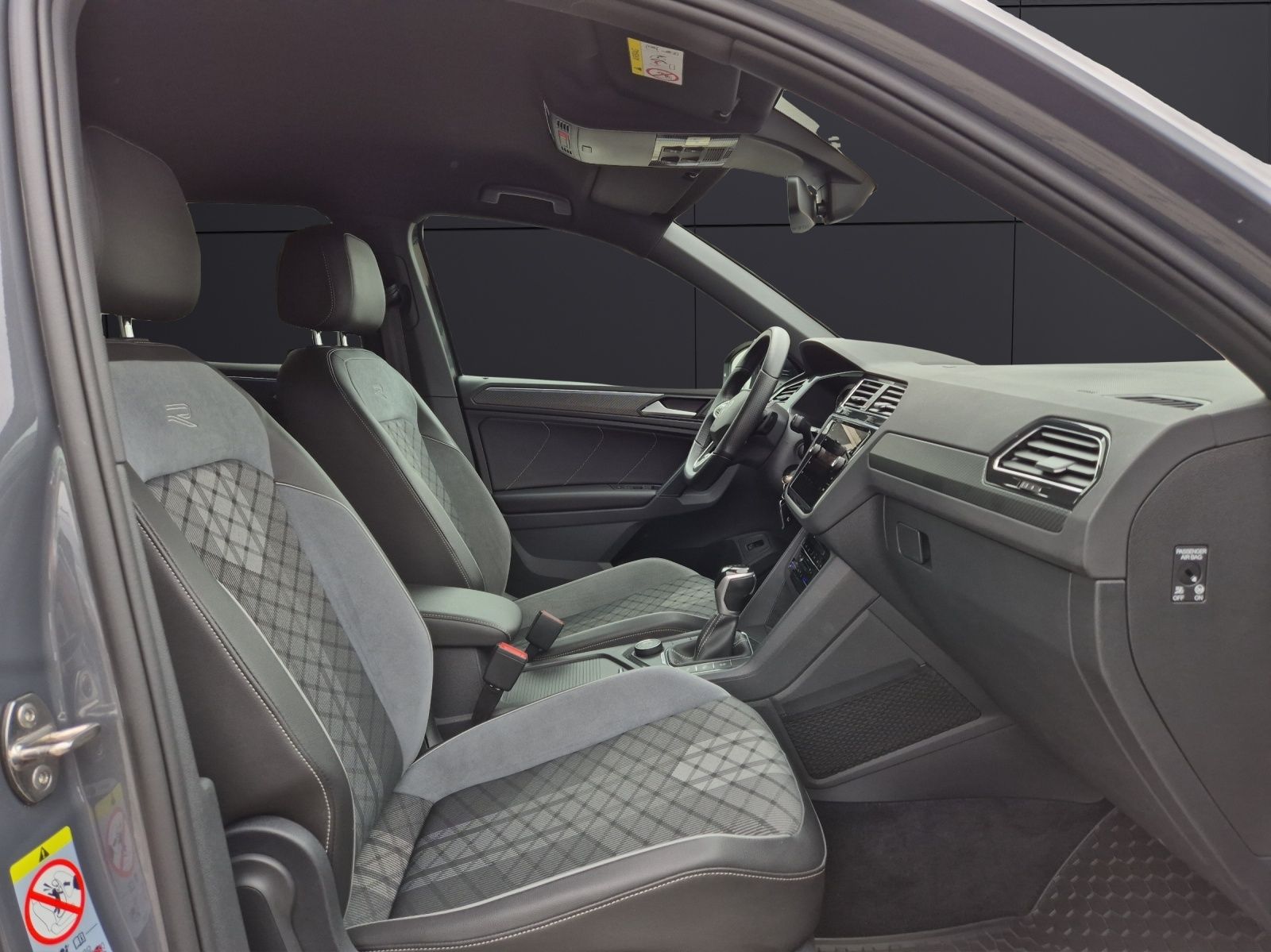 Fahrzeugabbildung Volkswagen Tiguan TSI R-Line 4M DSG Matrix AHK Navi ACC RFK