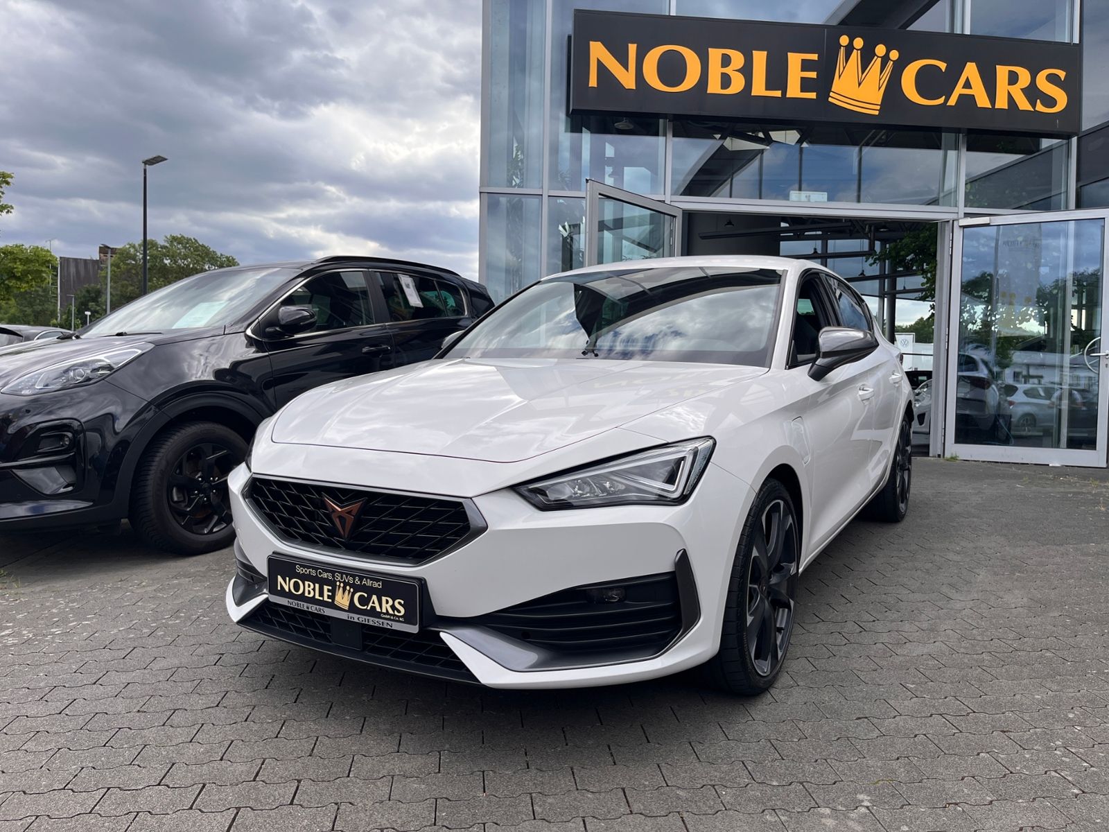 Fahrzeugabbildung CUPRA Leon VZ e-Hybrid LED ACC NAV RFK SHZ 19"
