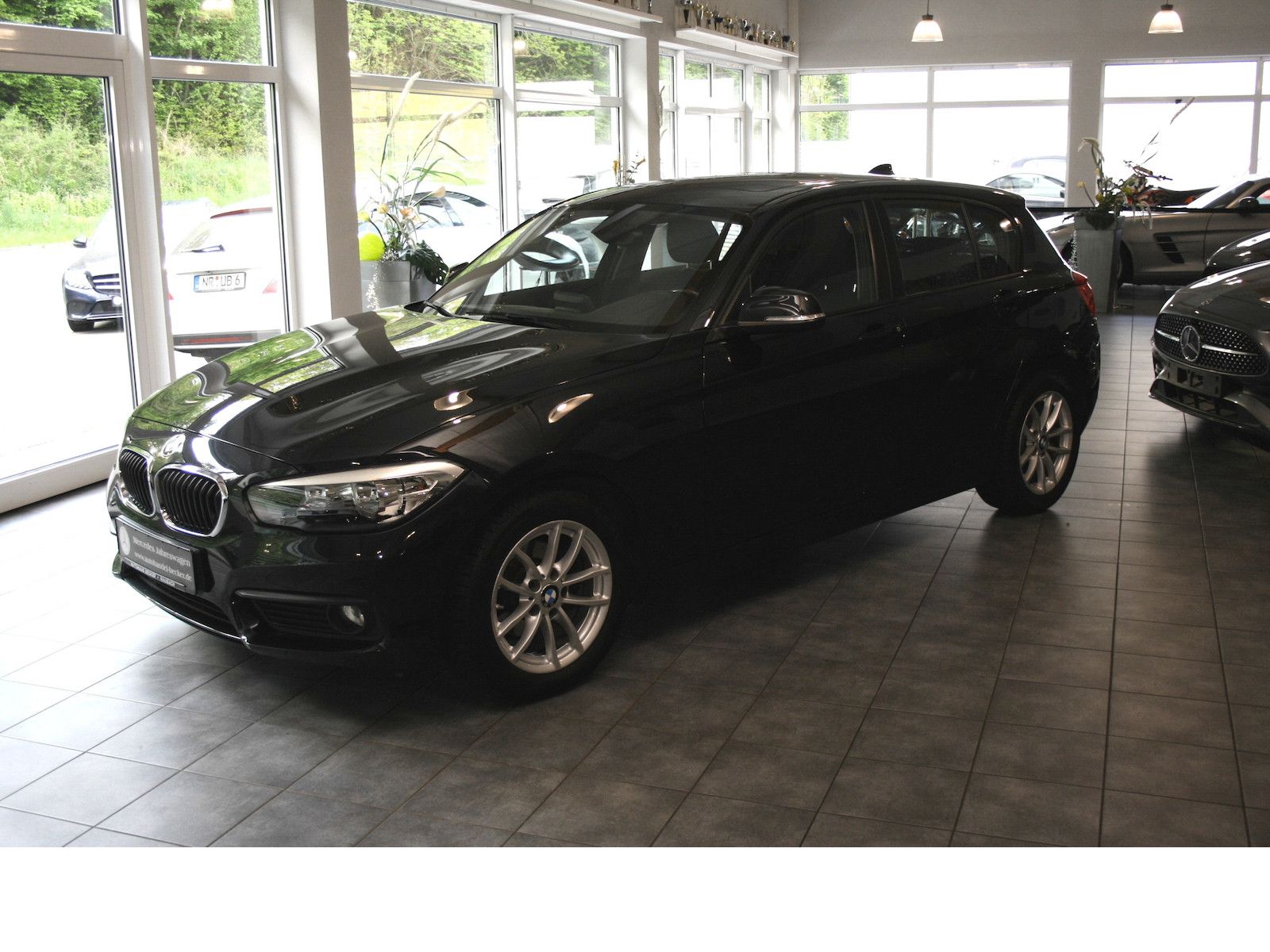 Fahrzeugabbildung BMW 118i Advantage *4-Türer*Schiebedach*PDC*Navi