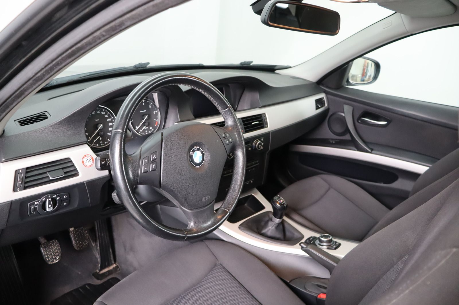 Fahrzeugabbildung BMW 320i touring * Sitzhzg. * Navi