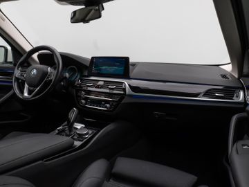 Fahrzeugabbildung BMW 520d SportLine Kamera Panorama HUD H/K AHK LED