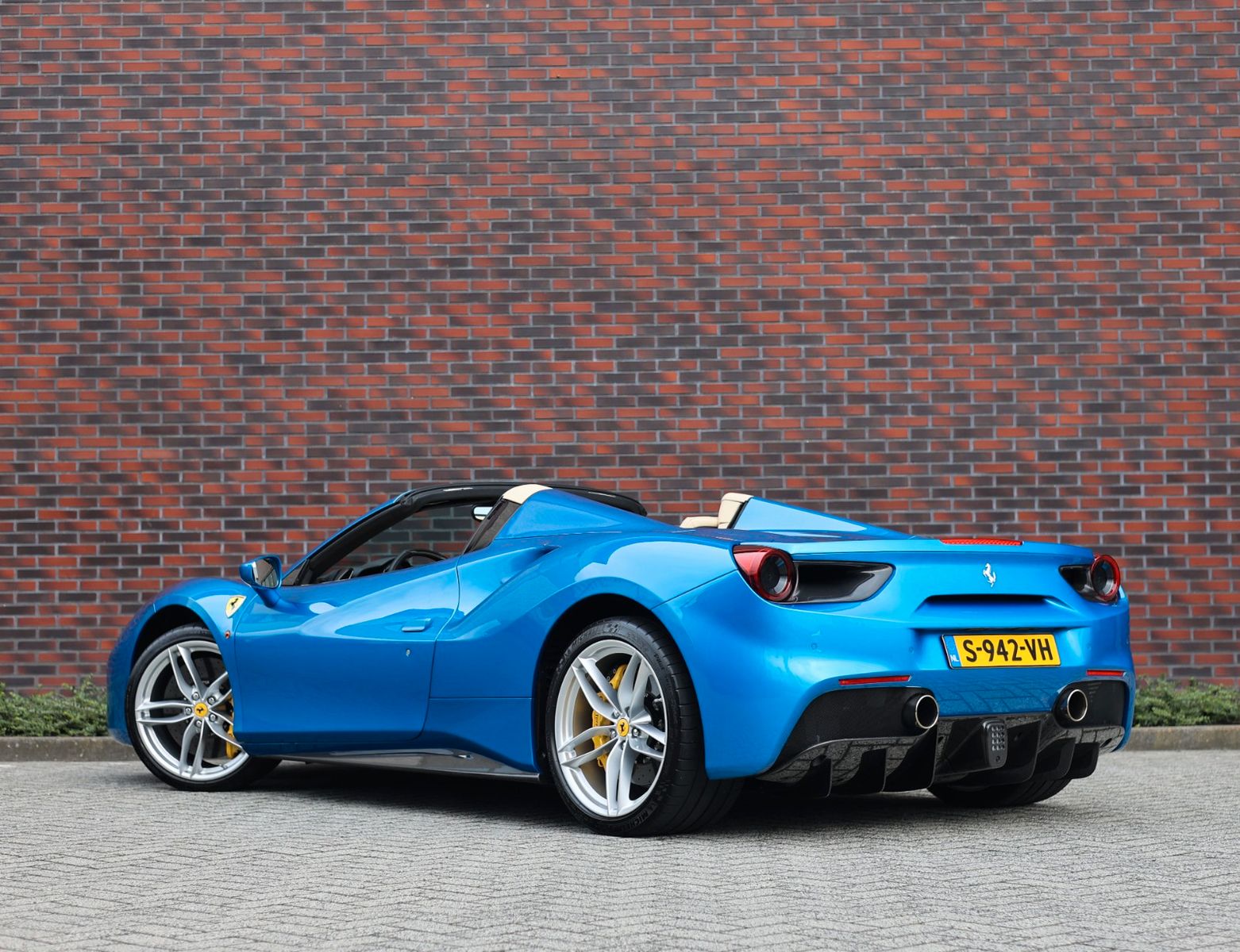 Ferrari 488 Spider | Lift - JBL - Scheckheft imagem 2