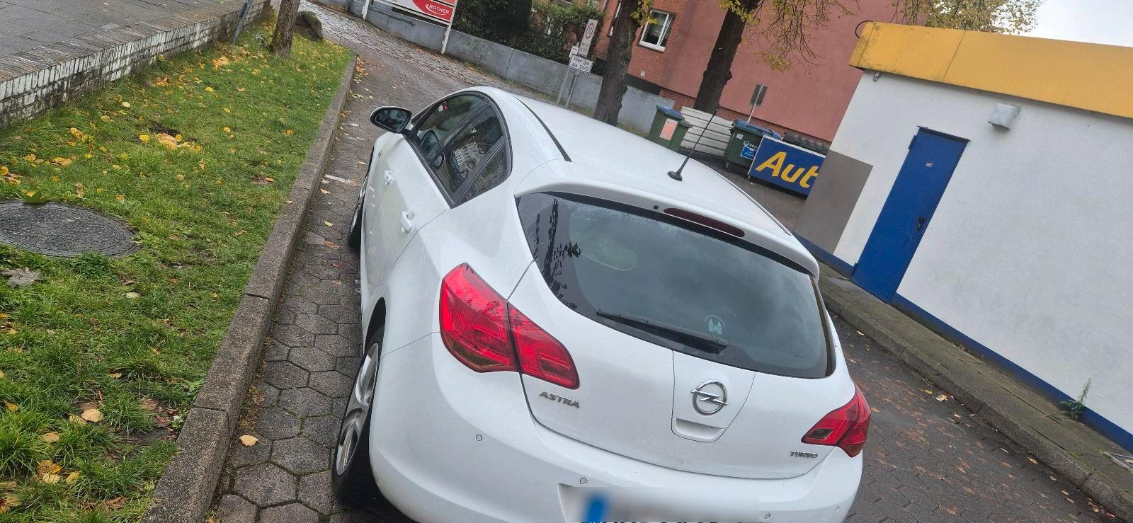 Opel Astra 2011 — rear view
