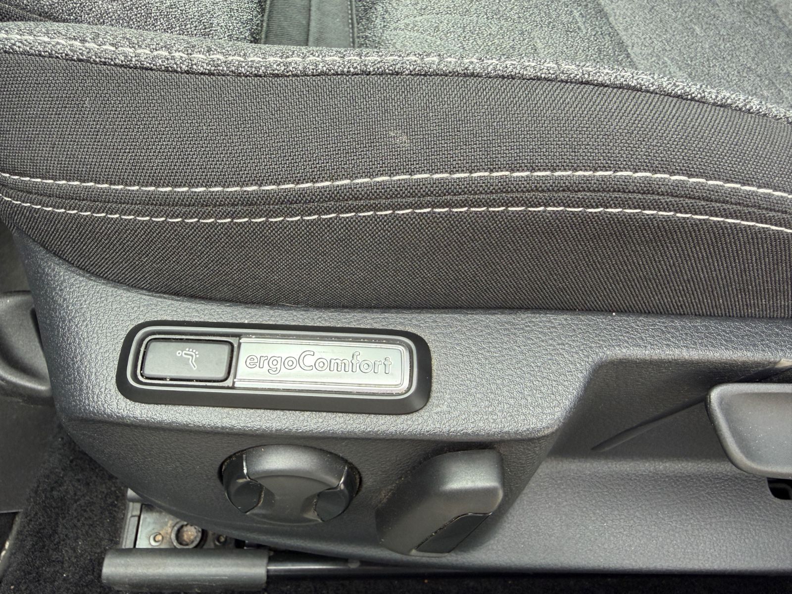 Fahrzeugabbildung Volkswagen Passat Business/AHK/Pano/LED/R-Cam/CarPlay/NAVI