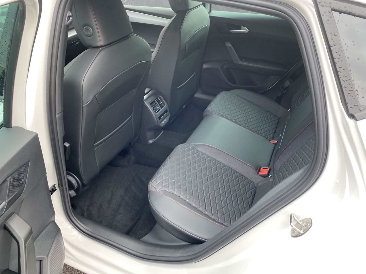 Fahrzeugabbildung SEAT Leon Seat  1,5 eTSI*PDC*NAVI*SHZ*ALLU*