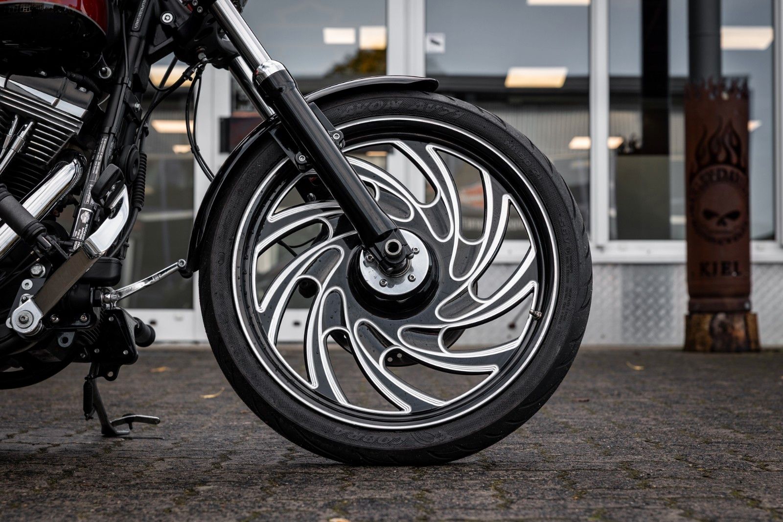 Fahrzeugabbildung Harley-Davidson FXS Softail Blackline - Jekill&Hyde-Custom Umbau