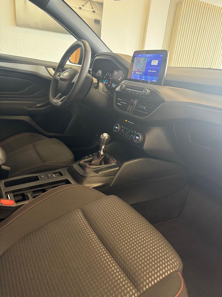 Fahrzeugabbildung Ford Focus Turnier ST-Line Style / KAMERA / NAVI /