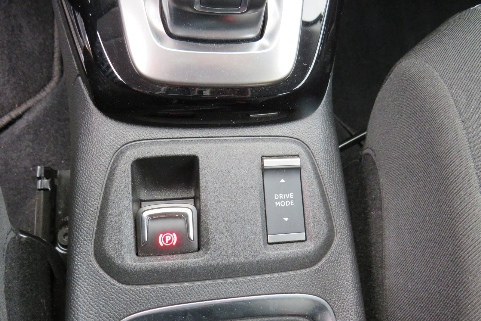 Fahrzeugabbildung Opel Corsa F Edition AUTOMATIK NAVI SITZH. PDC 1.HD