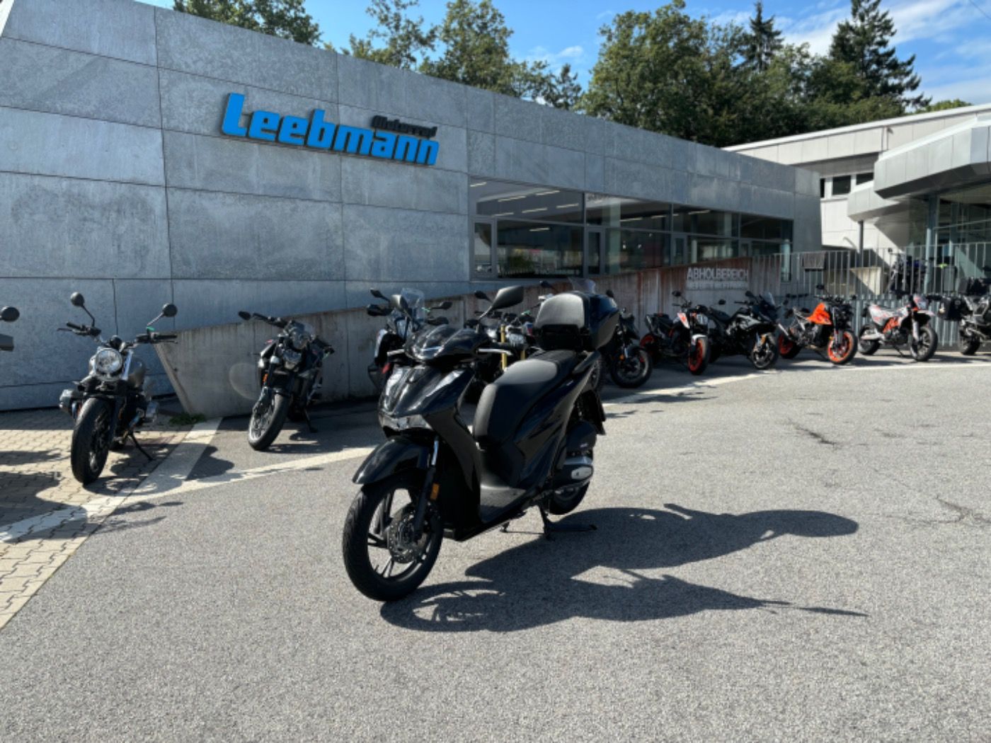 Fahrzeugabbildung Honda SH 125 i inklusive Smart-Topcase 2025