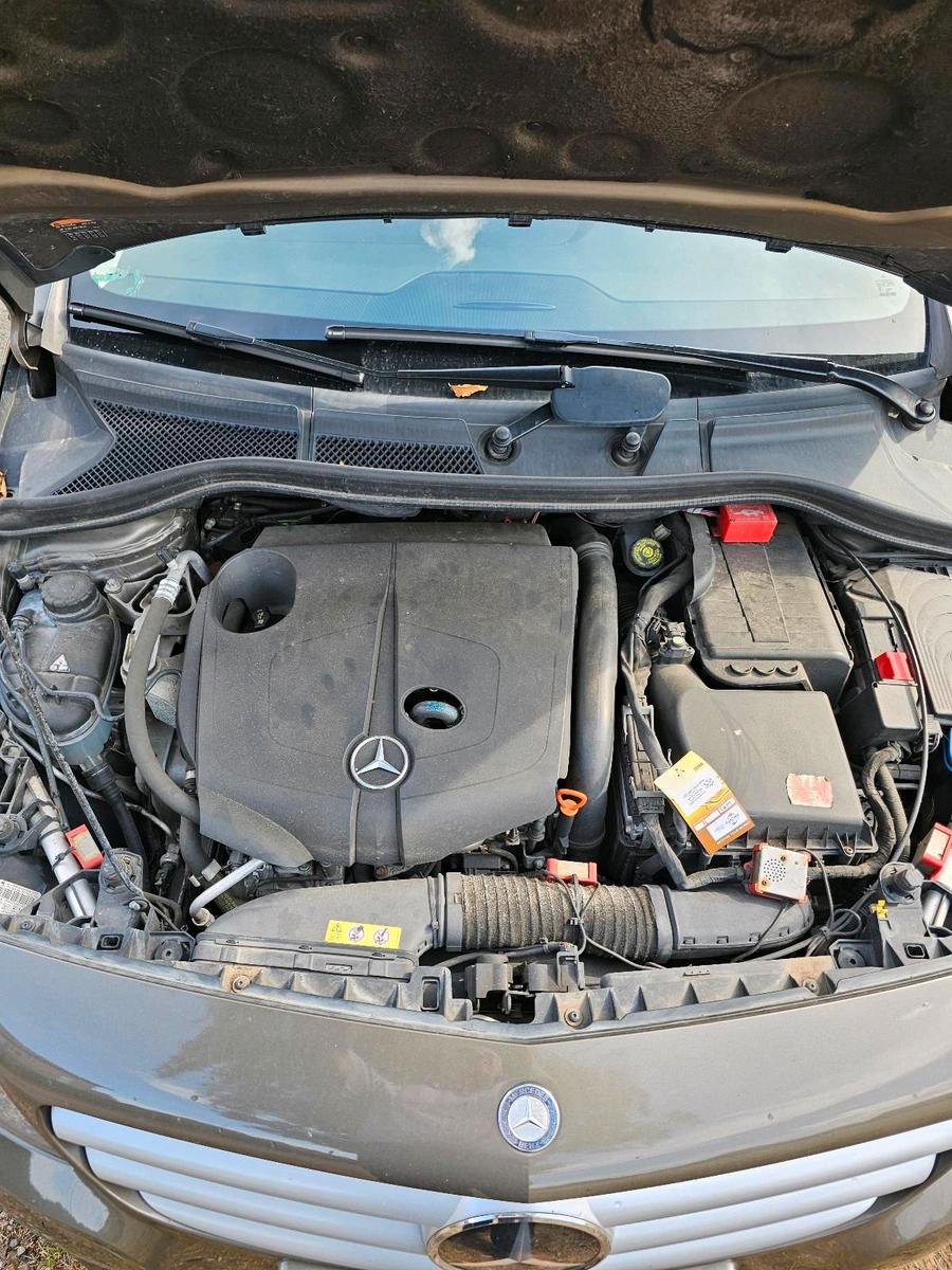 Mercedes-Benz B180 2012 — photo 12
