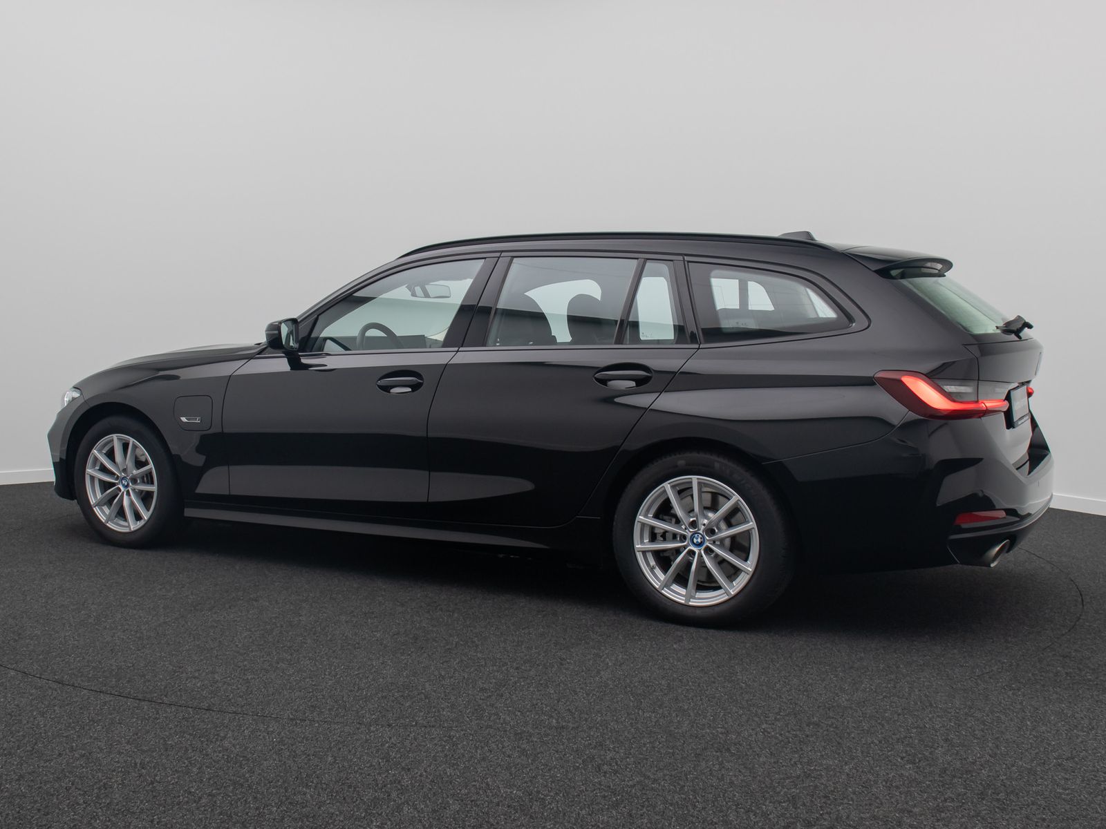 Fahrzeugabbildung BMW 330e WidscreenDispl AHK DAB Leder Sport Stop&Go