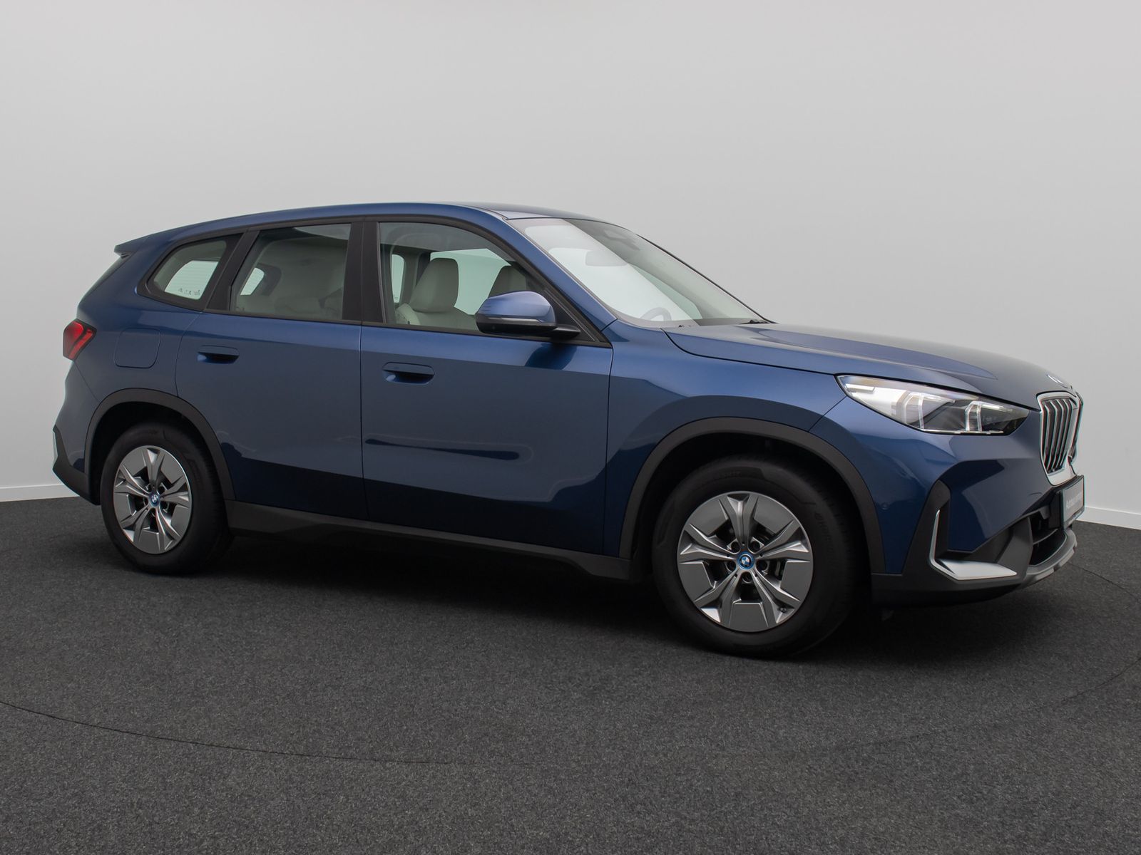 Fahrzeugabbildung BMW iX1 xD30 360&deg; HUD DAB Komfort AHK M Sport Leder