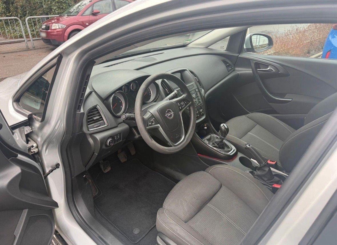Opel Astra 2012 — photo 7