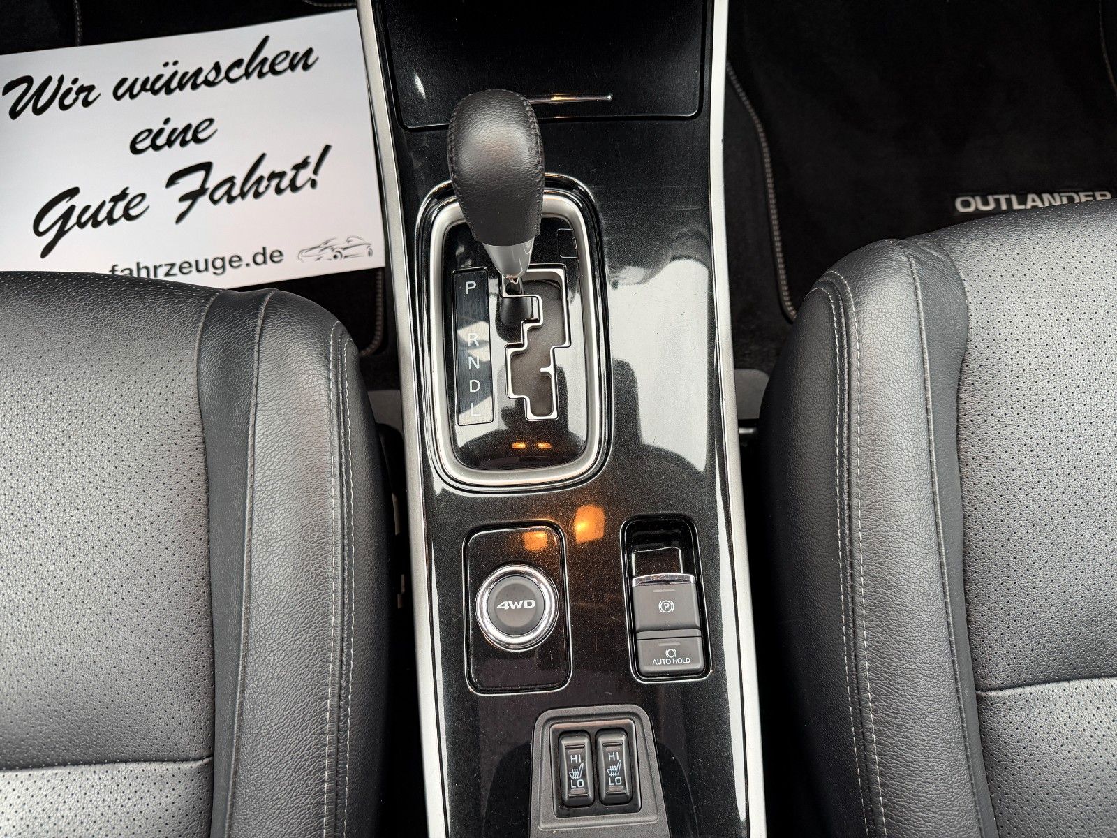 Fahrzeugabbildung Mitsubishi Outlander Top 4WD 7-SITZER AHK LEDER NAVI KAMERA
