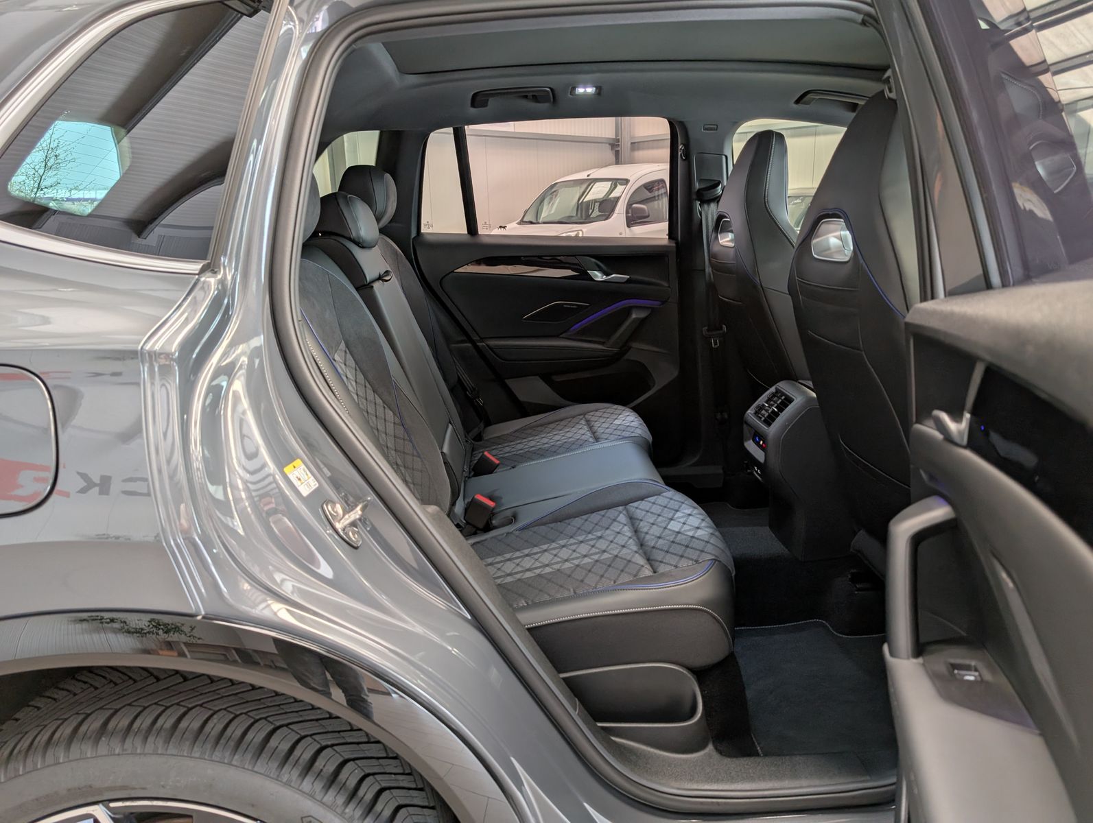 Fahrzeugabbildung Volkswagen Tiguan 2.0TDI R-Line 4M Pano H/K AHK Matrix 20"