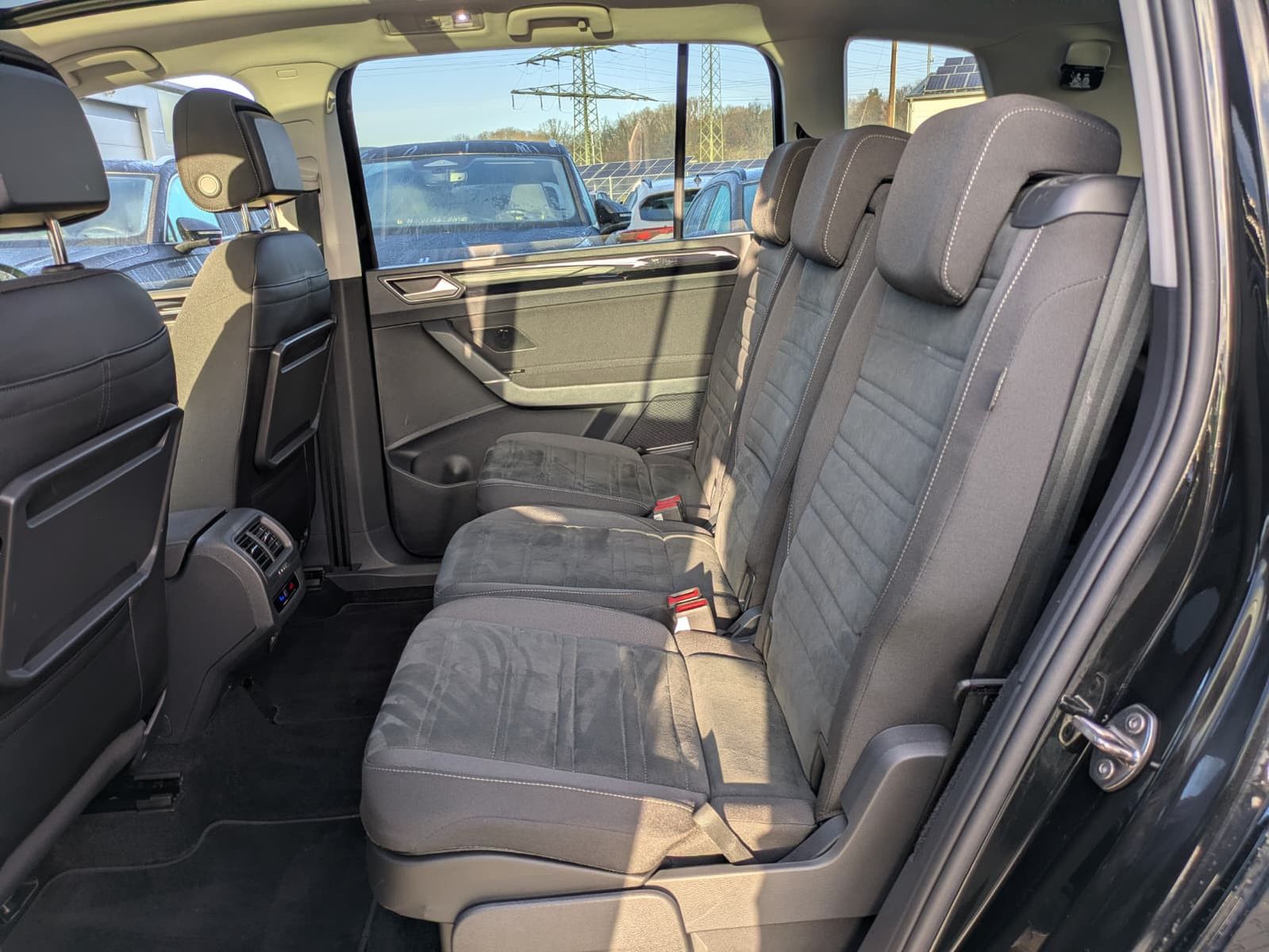 Fahrzeugabbildung Volkswagen Touran 2.0 DSG R-Line High. Pano 7-Si IQ.Dri AHK