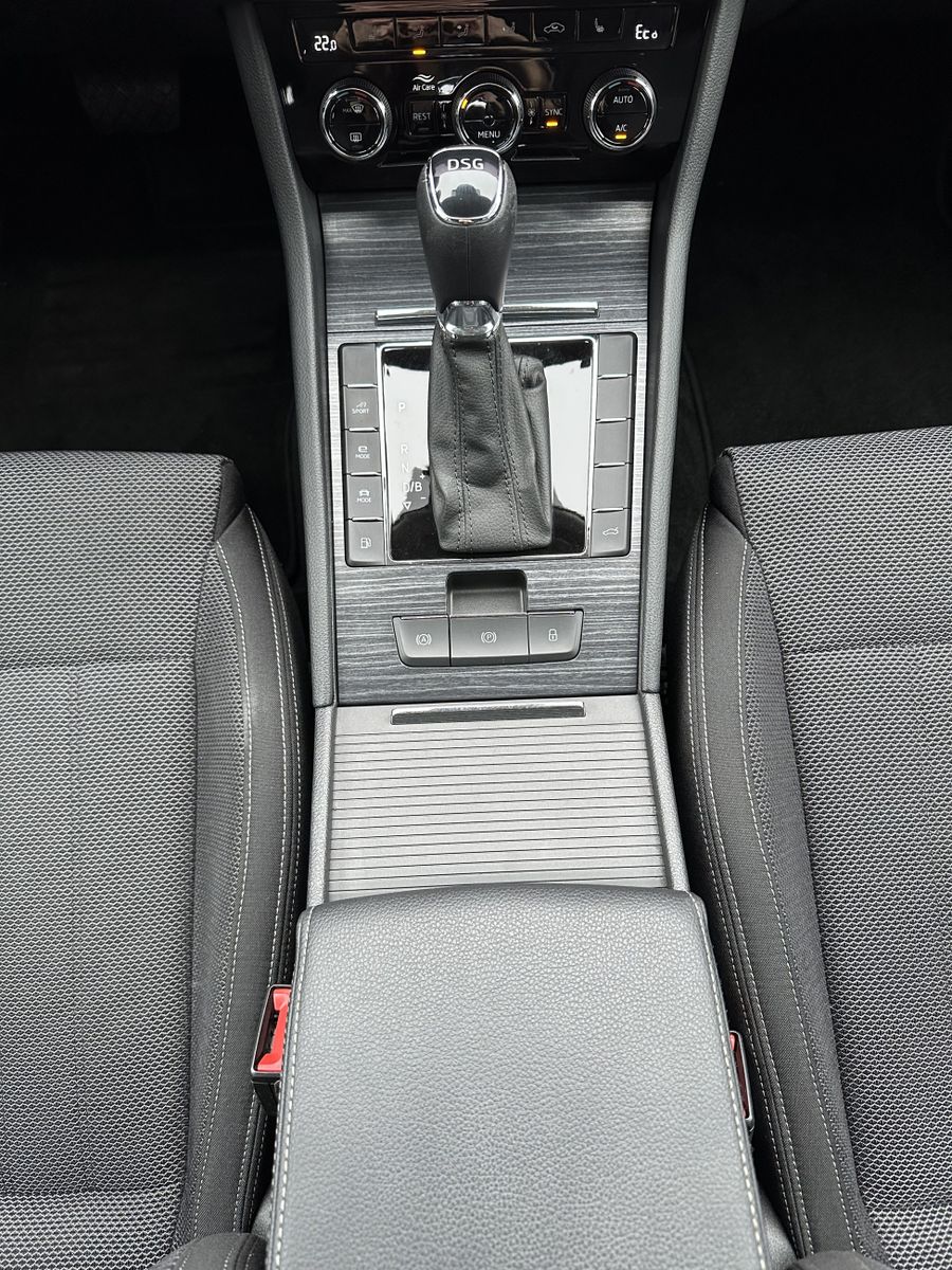 Fahrzeugabbildung SKODA Superb Combi 1.4 TSI DSG Style iV NAV+LED+ACC+PP