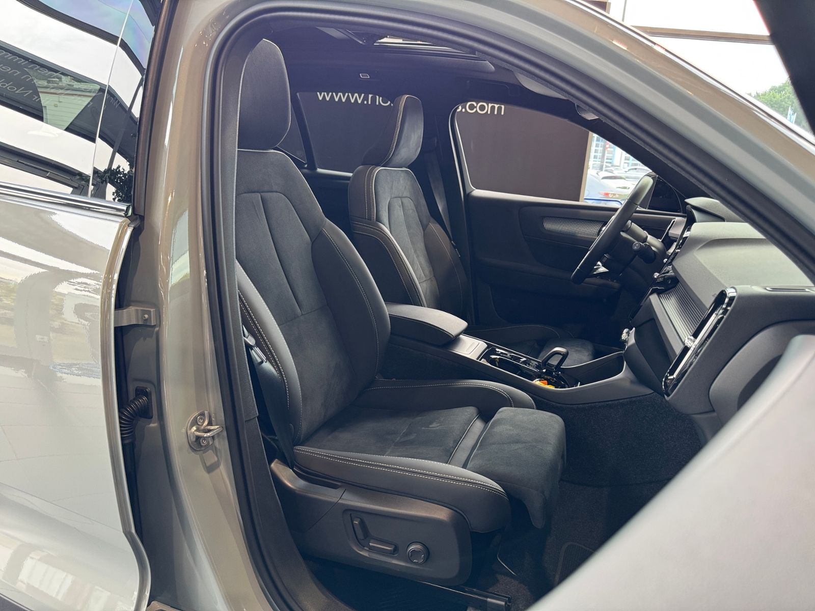 Fahrzeugabbildung Volvo XC40 Plus Dark 2WD NAVI LED AHK PANO