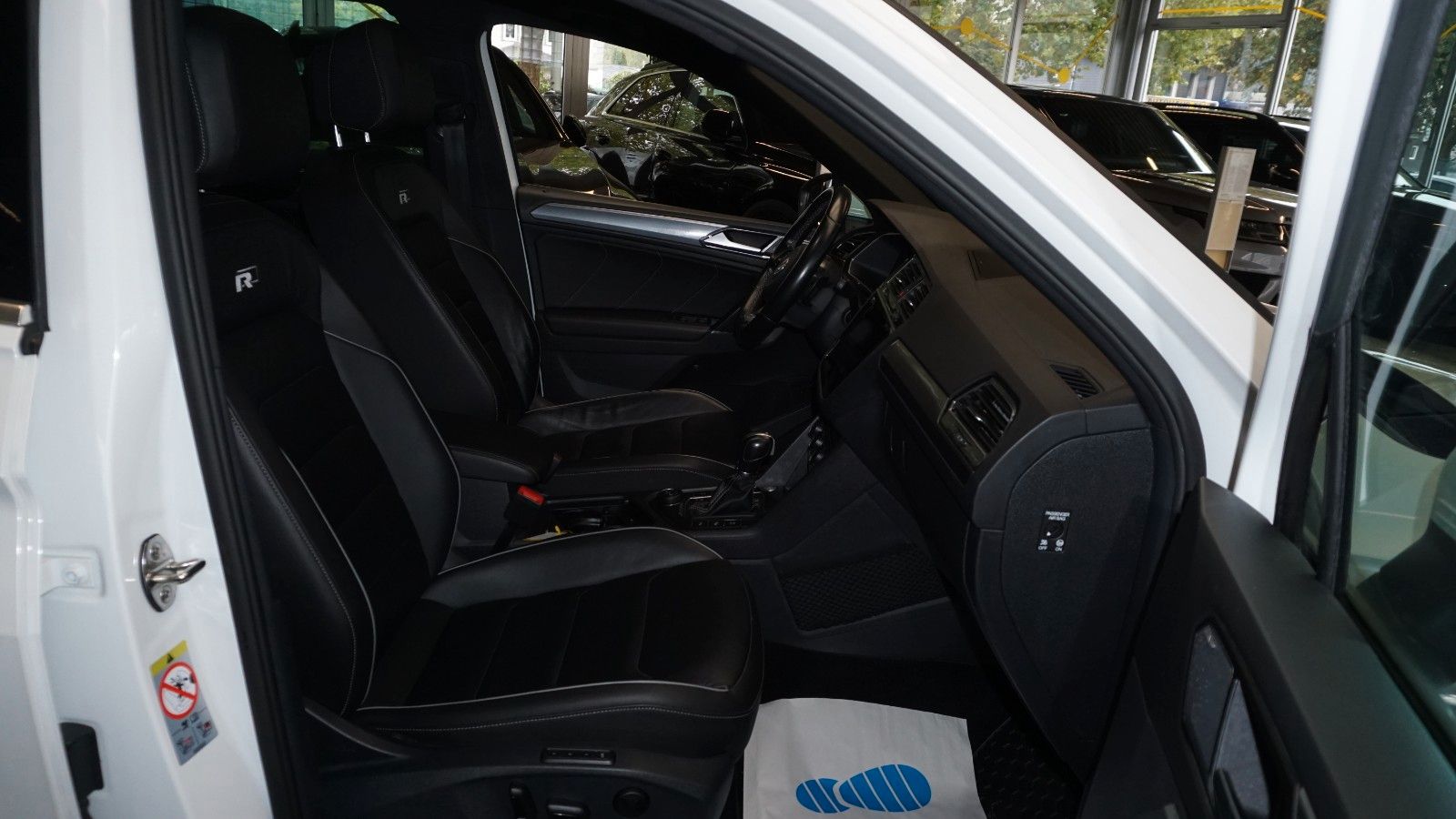 Fahrzeugabbildung Volkswagen Tiguan 4Motion R line *PANO*KAMERA*PERLMUTT*