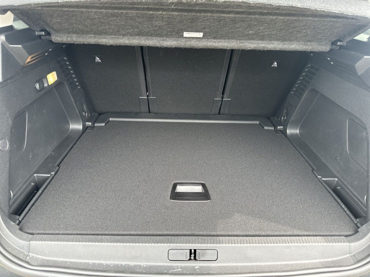 Fahrzeugabbildung Citroën C5 AIRC HYBRID 136 e-DSC6 e-SERIES - mit KI generiert/bearbeitet