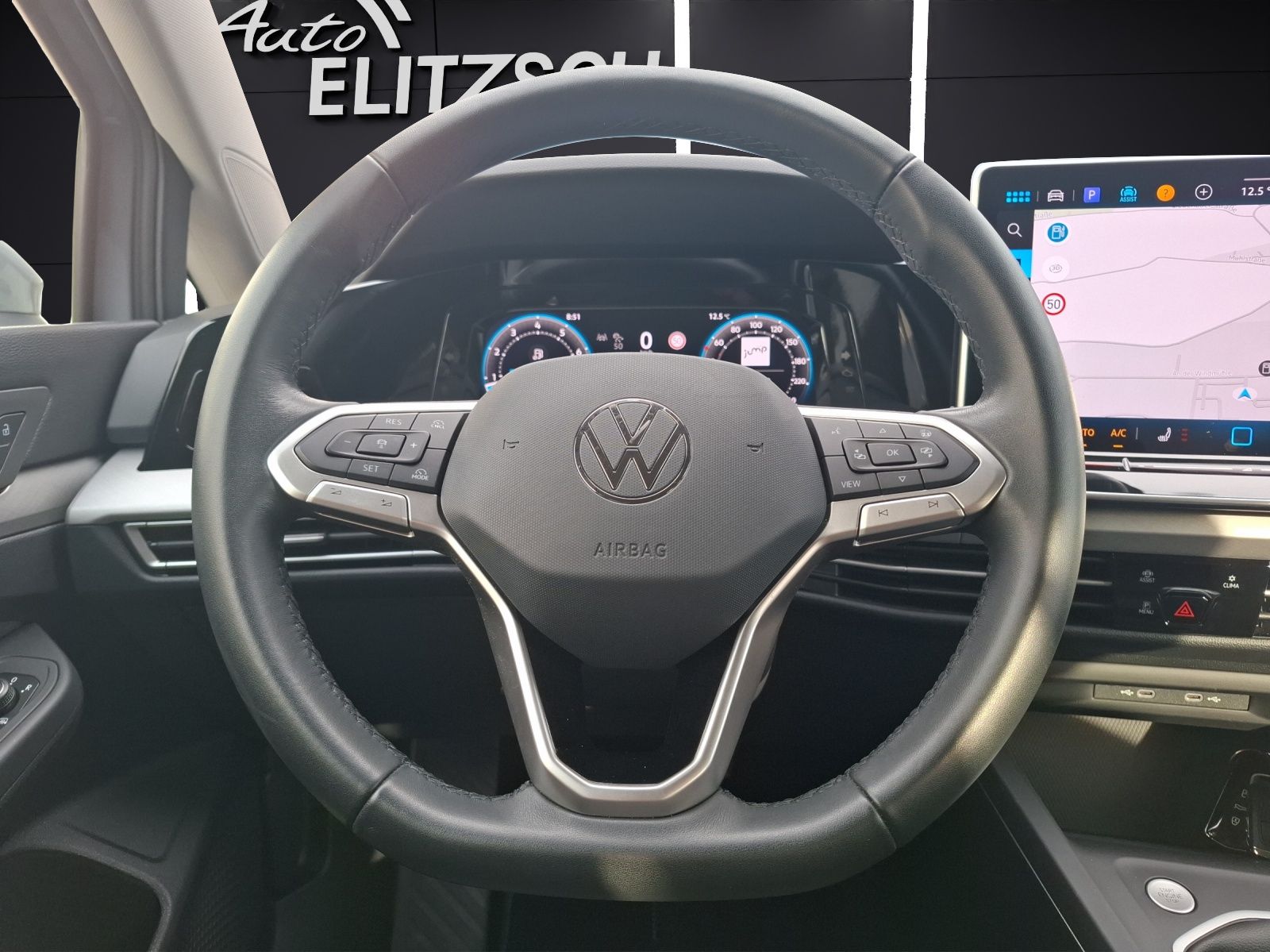 Fahrzeugabbildung Volkswagen Golf VIII Variant TSI Life STH LED Navi ACC HUD