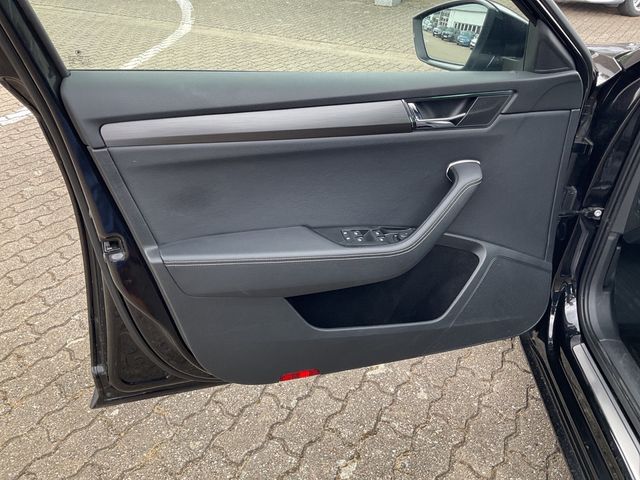 Superb Combi 2.0 TDI DSG Style PDC SHZ NAVI ACC